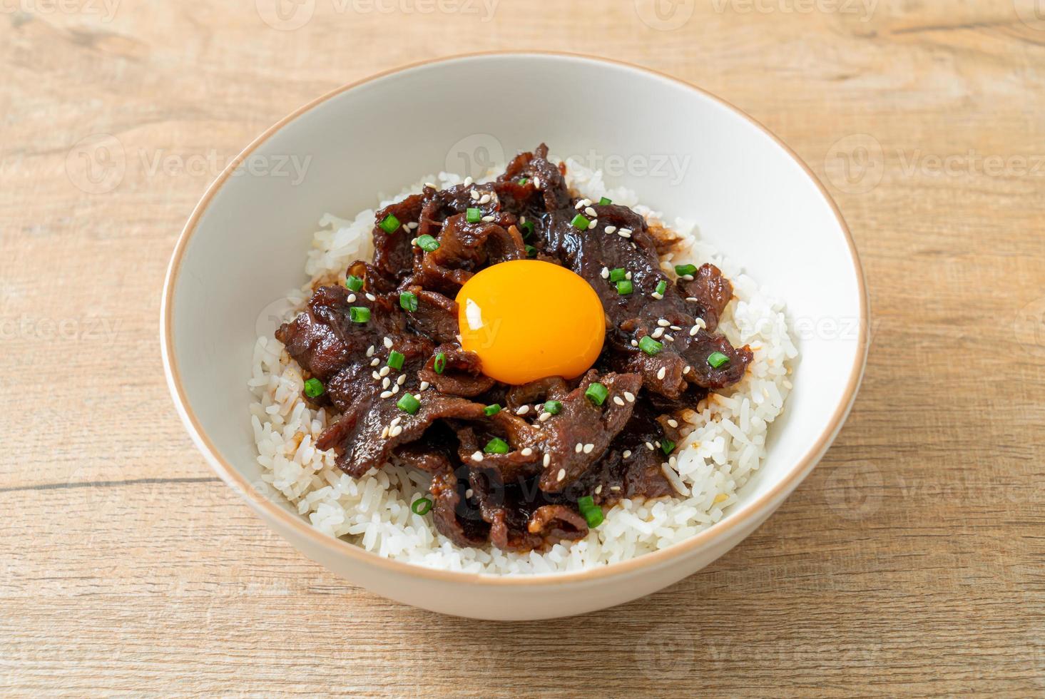 arroz con cerdo a la soja o donburi de cerdo japonés foto