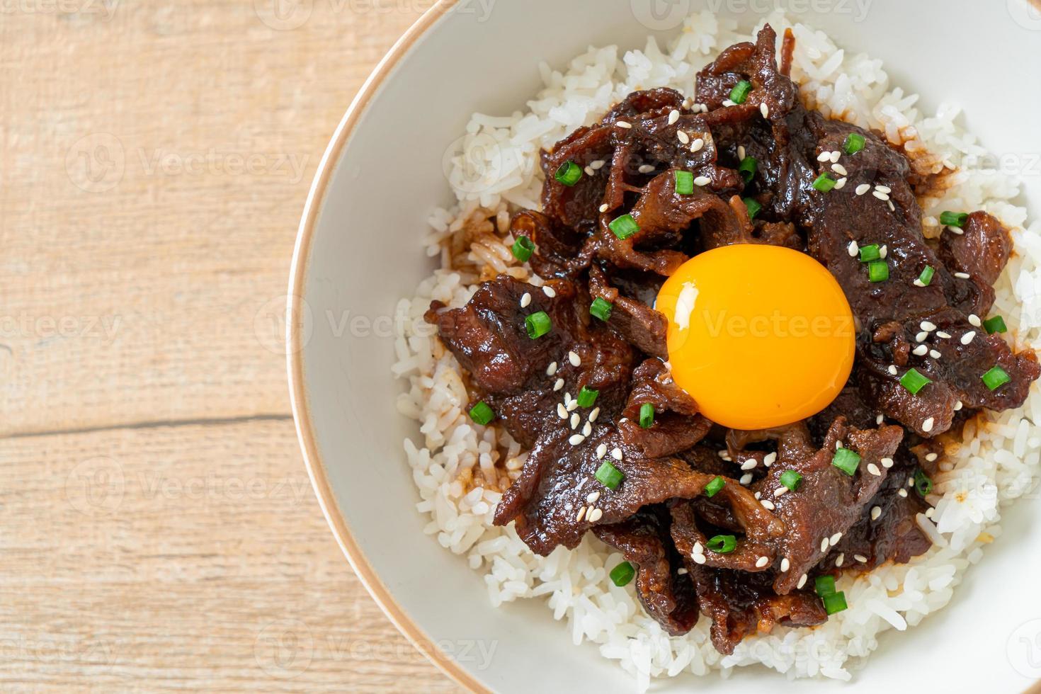 arroz con cerdo a la soja o donburi de cerdo japonés foto