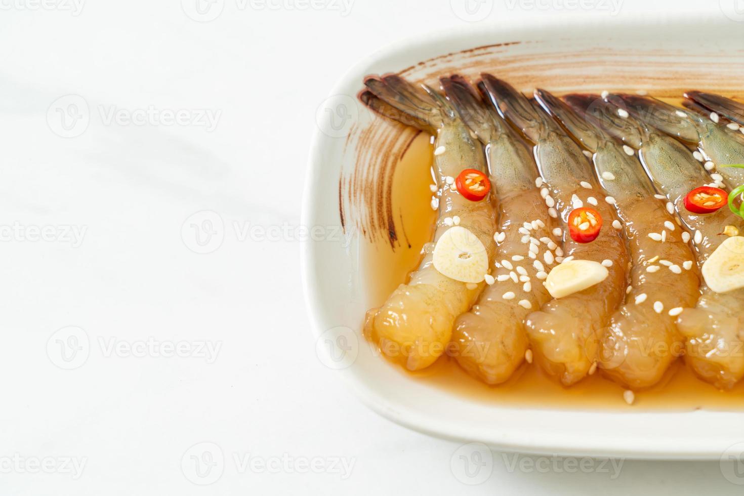 langostinos en escabeche al estilo coreano o camarones en escabeche con salsa de soja coreana foto