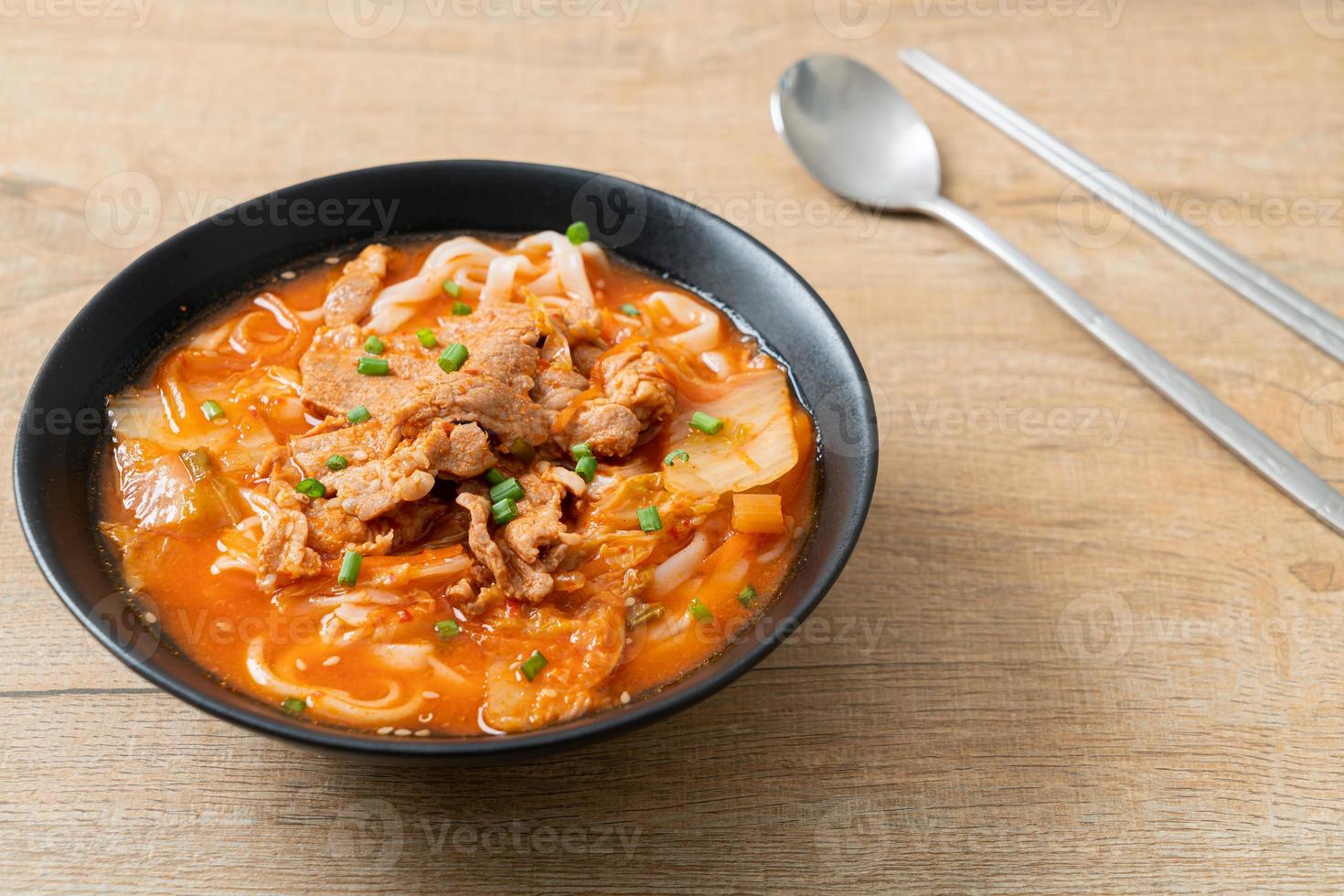 fideos coreanos udon ramen con cerdo en sopa de kimchi foto