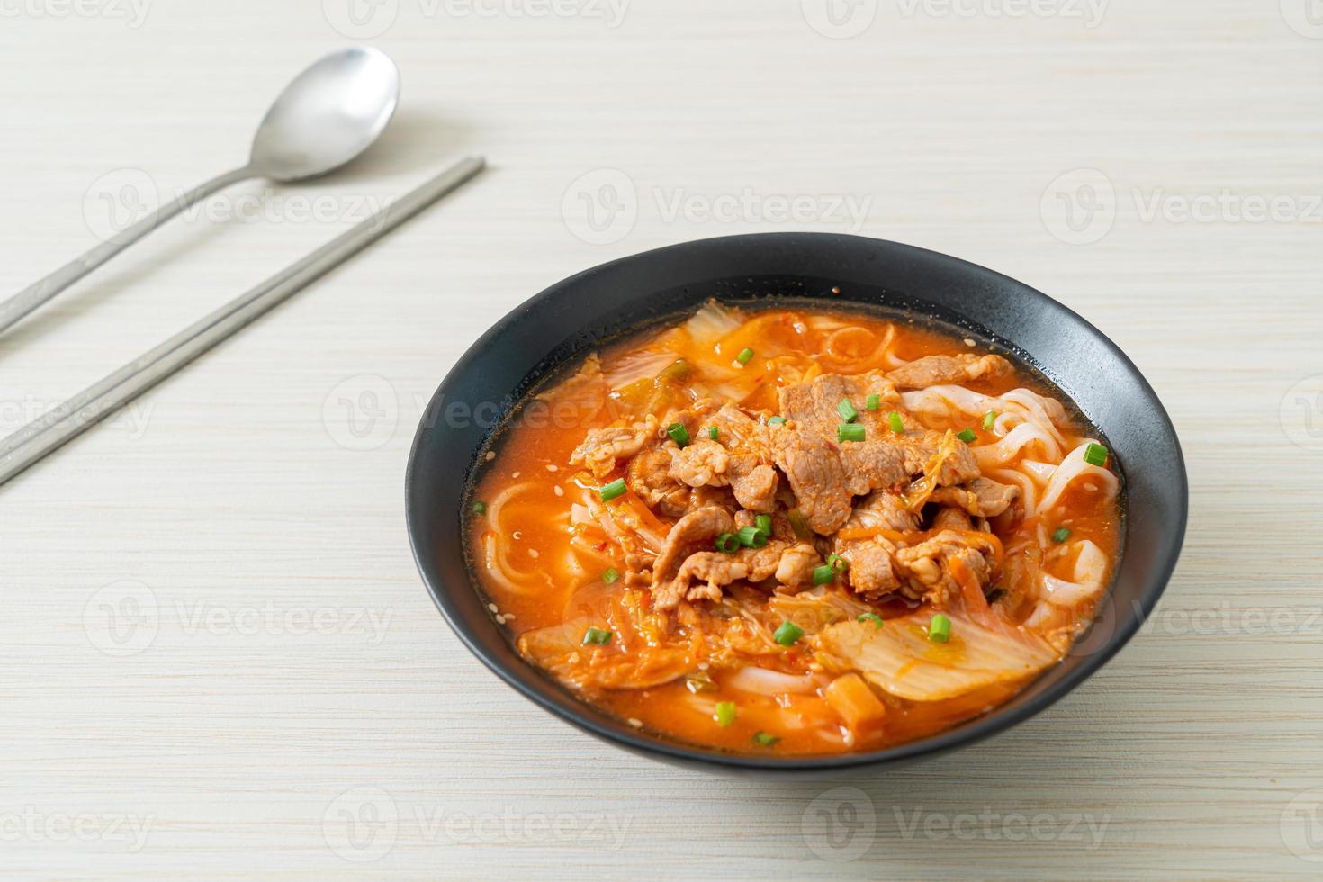 fideos coreanos udon ramen con cerdo en sopa de kimchi foto