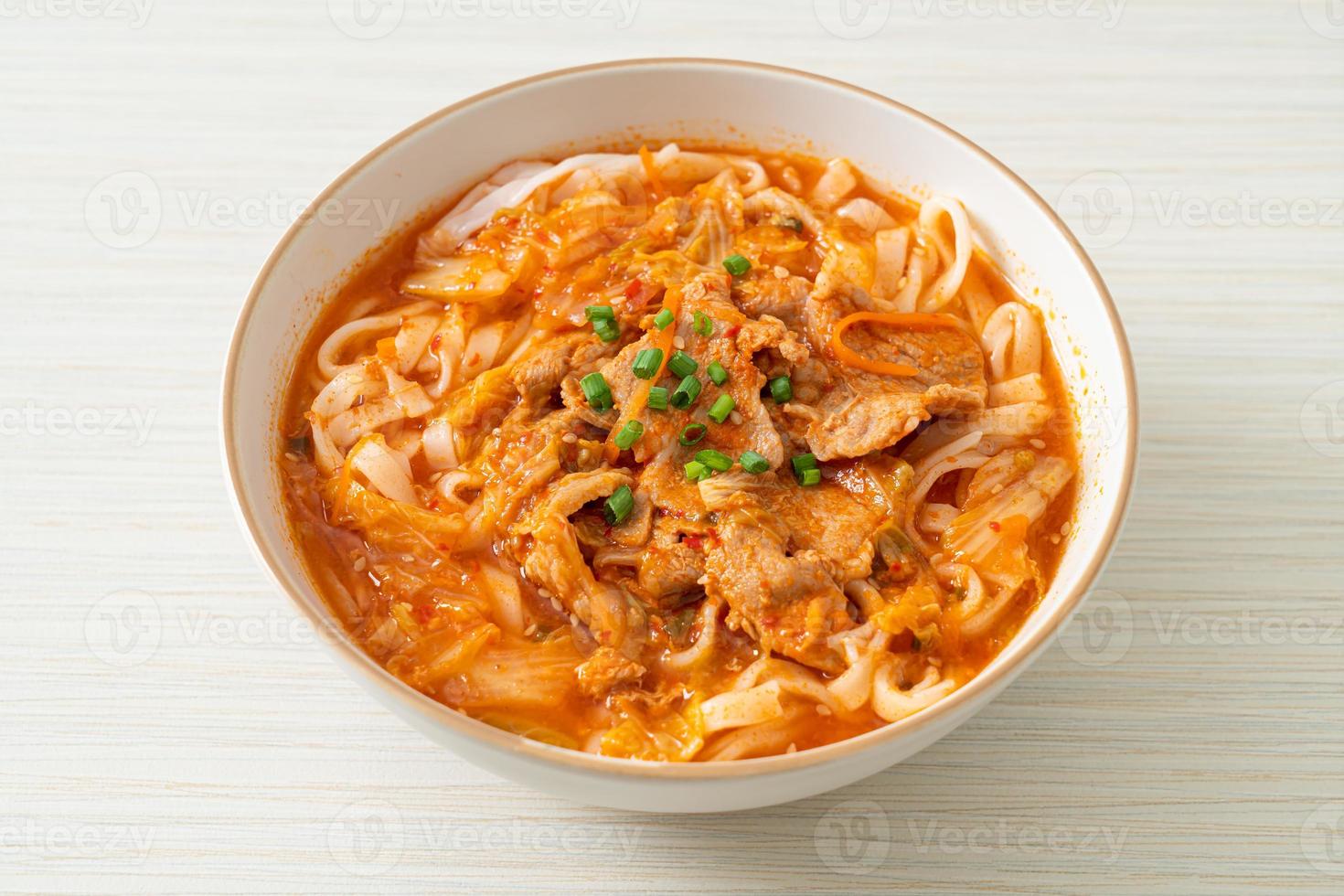 fideos coreanos udon ramen con cerdo en sopa de kimchi foto