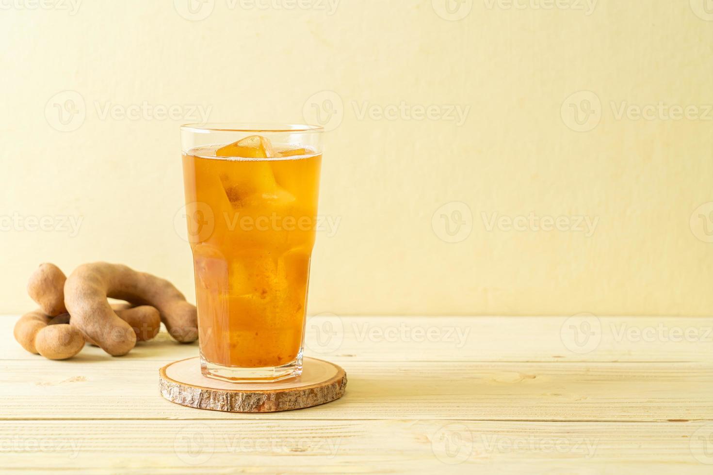 Deliciosa bebida dulce jugo de tamarindo y cubito de hielo. foto