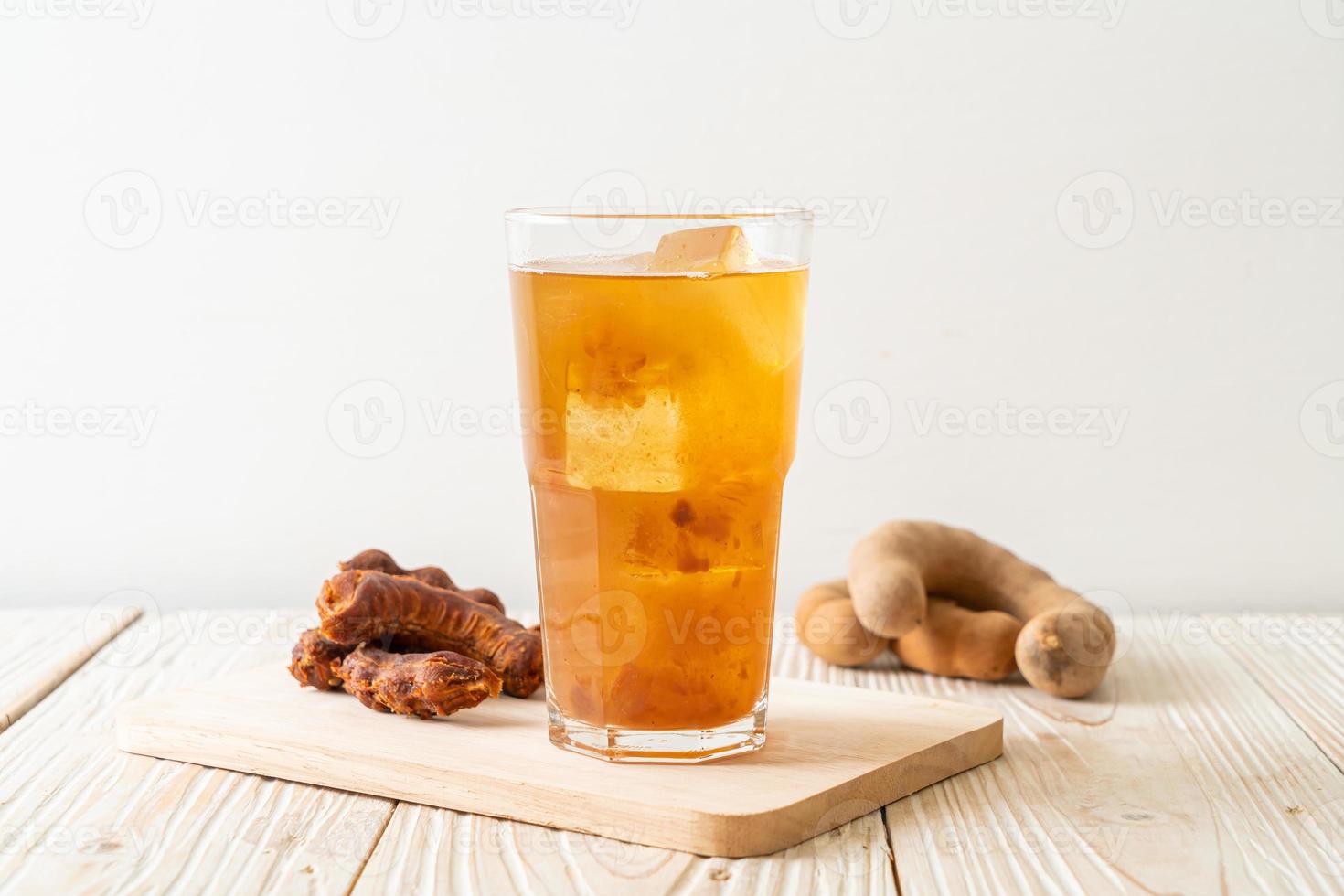 Deliciosa bebida dulce jugo de tamarindo y cubito de hielo. foto