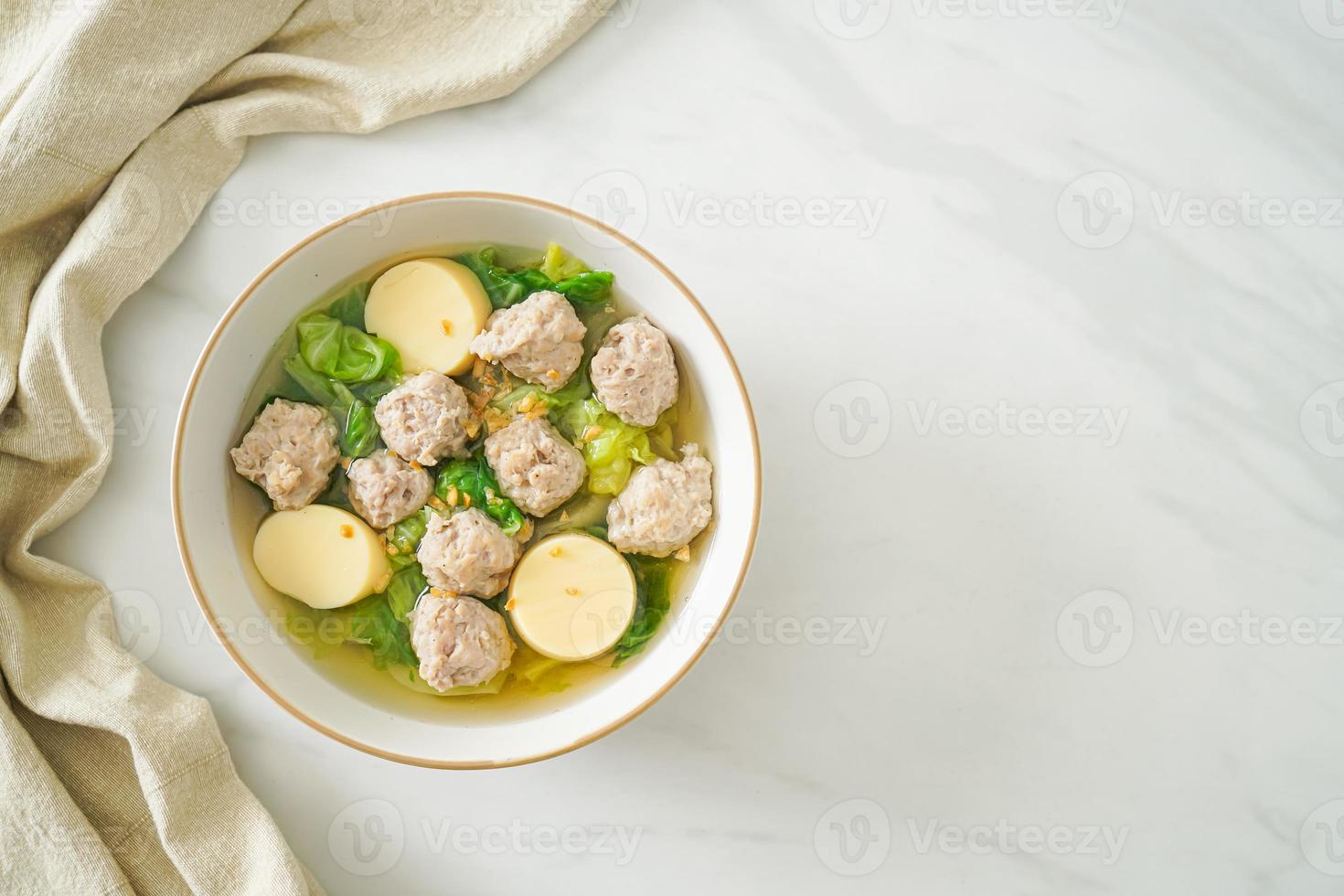 sopa clara con tofu y carne de cerdo picada foto