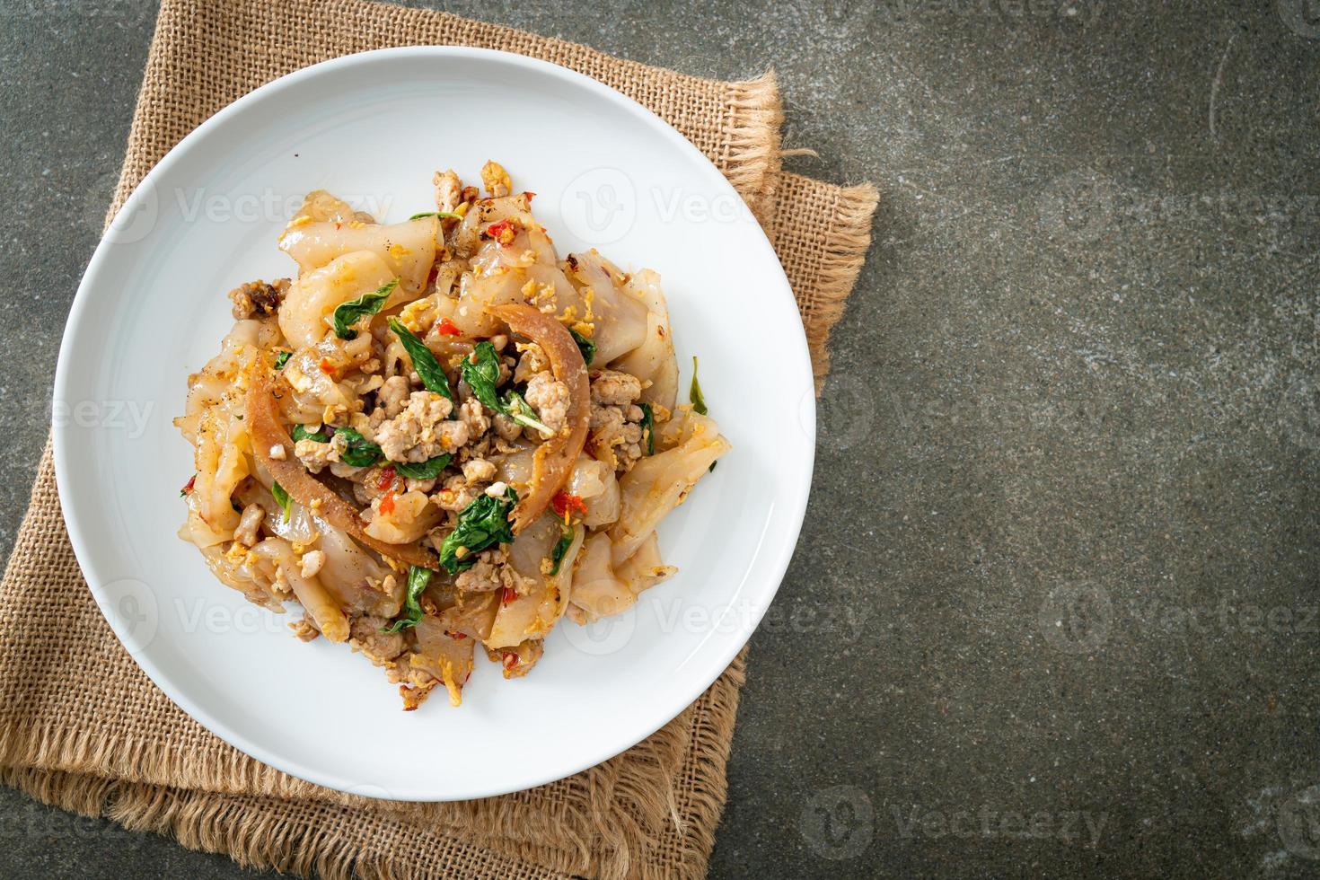 fideos salteados con pollo picado y albahaca foto