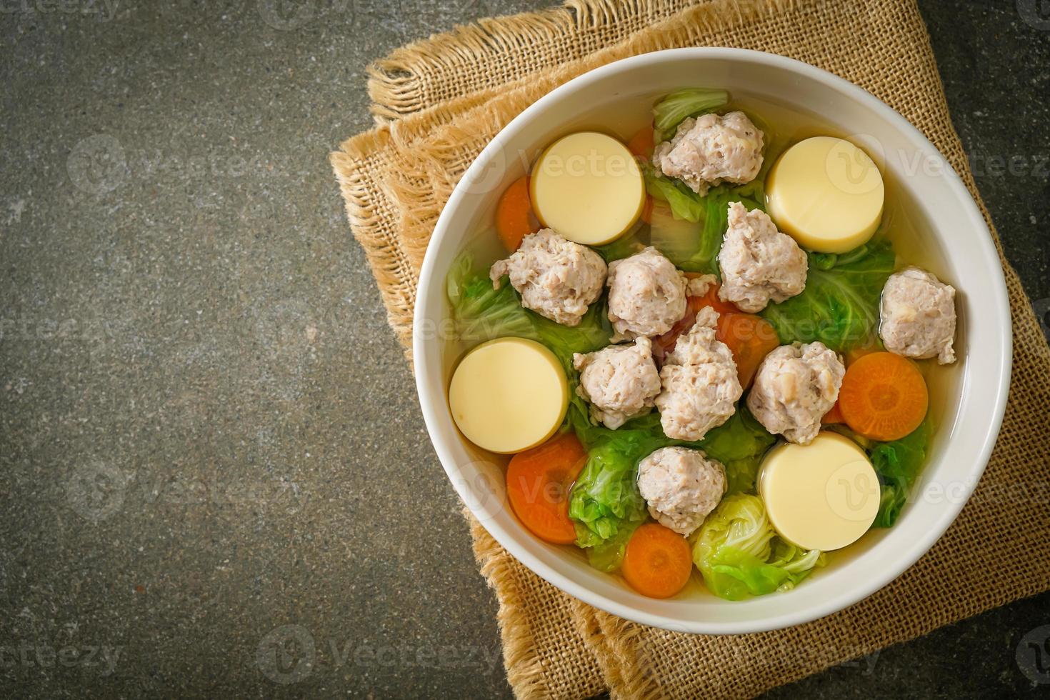 sopa clara con tofu y carne de cerdo picada foto