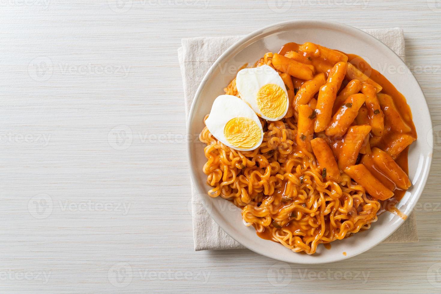 rabokki o ramen o fideos instantáneos coreanos y tteokbokki en salsa coreana picante foto