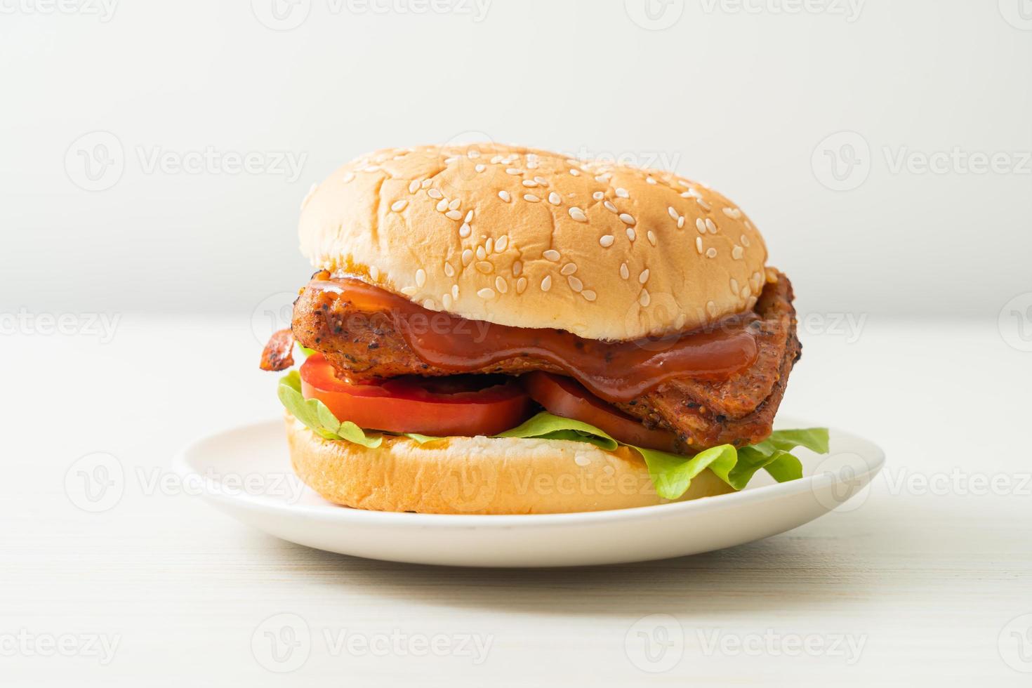 Hamburguesa de pollo a la parrilla con salsa en la placa blanca. foto