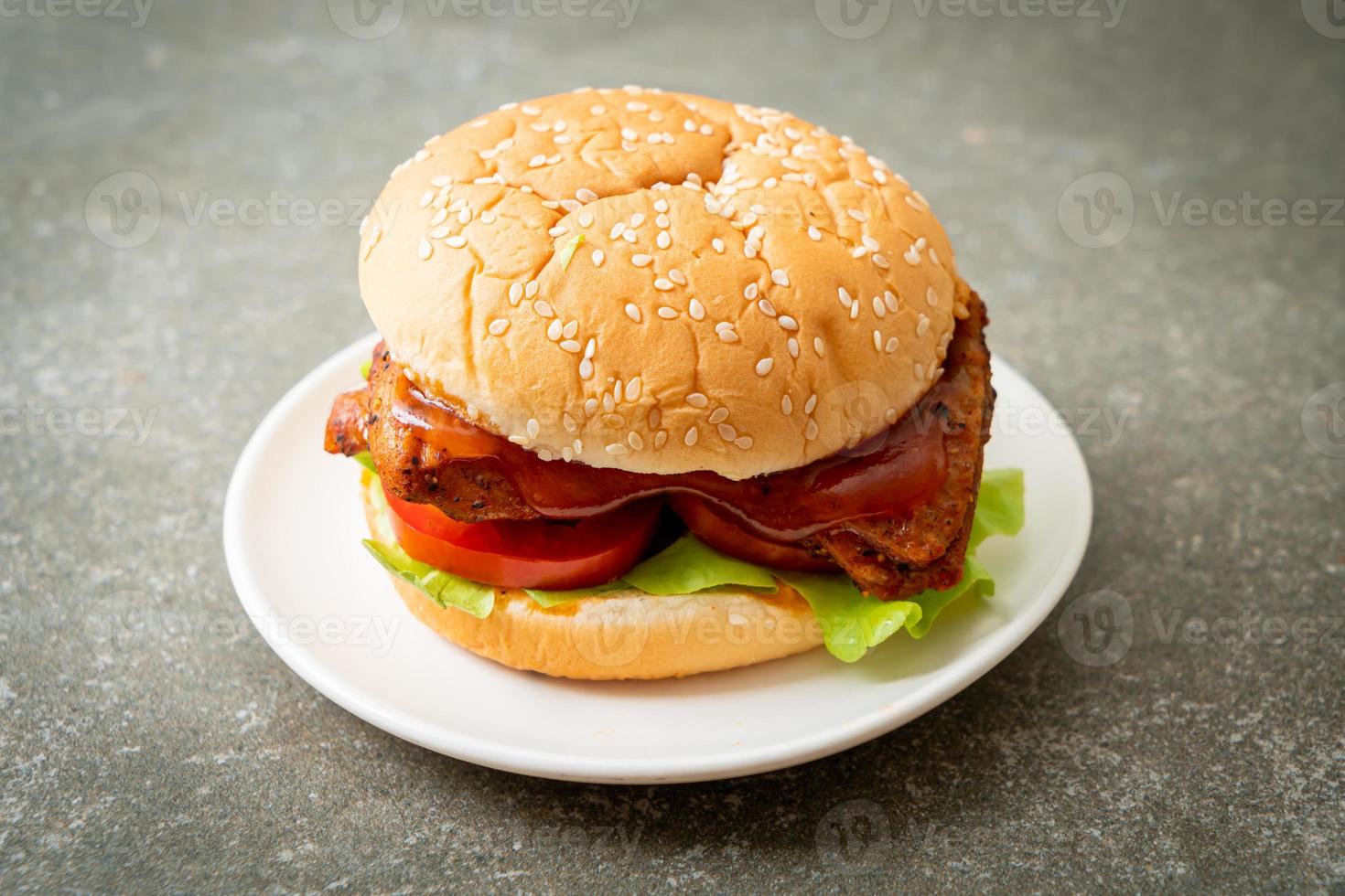 Hamburguesa de pollo a la parrilla con salsa en la placa blanca. foto