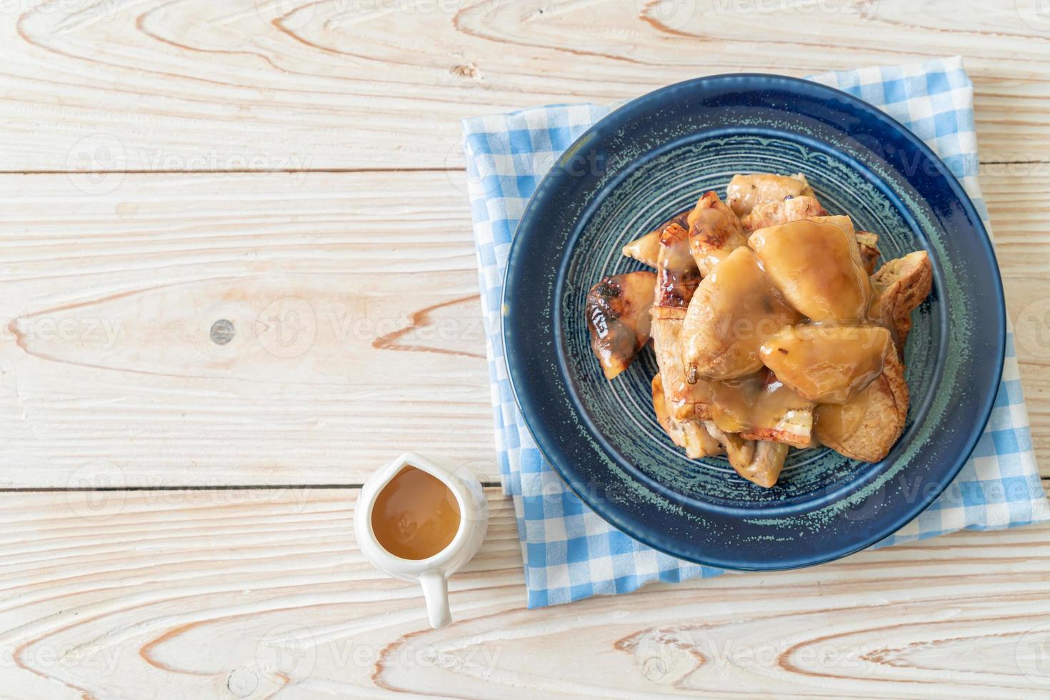 Plátanos asados con salsa de caramelo de coco en la placa foto