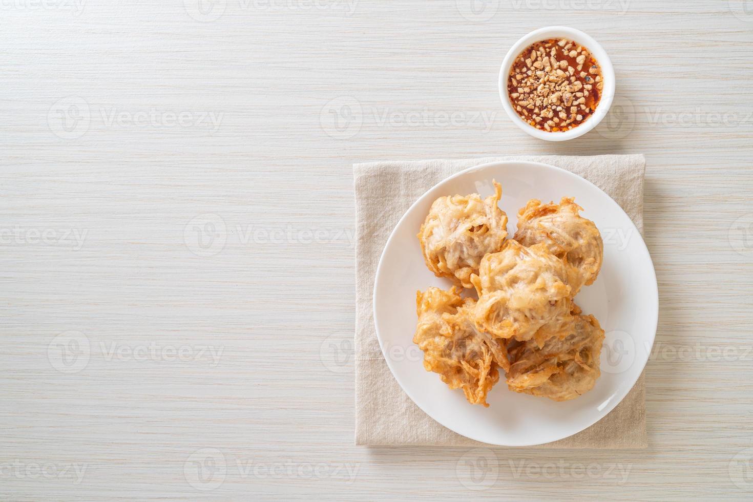 Taro frito con salsa - estilo comida vegana y vegetariana foto