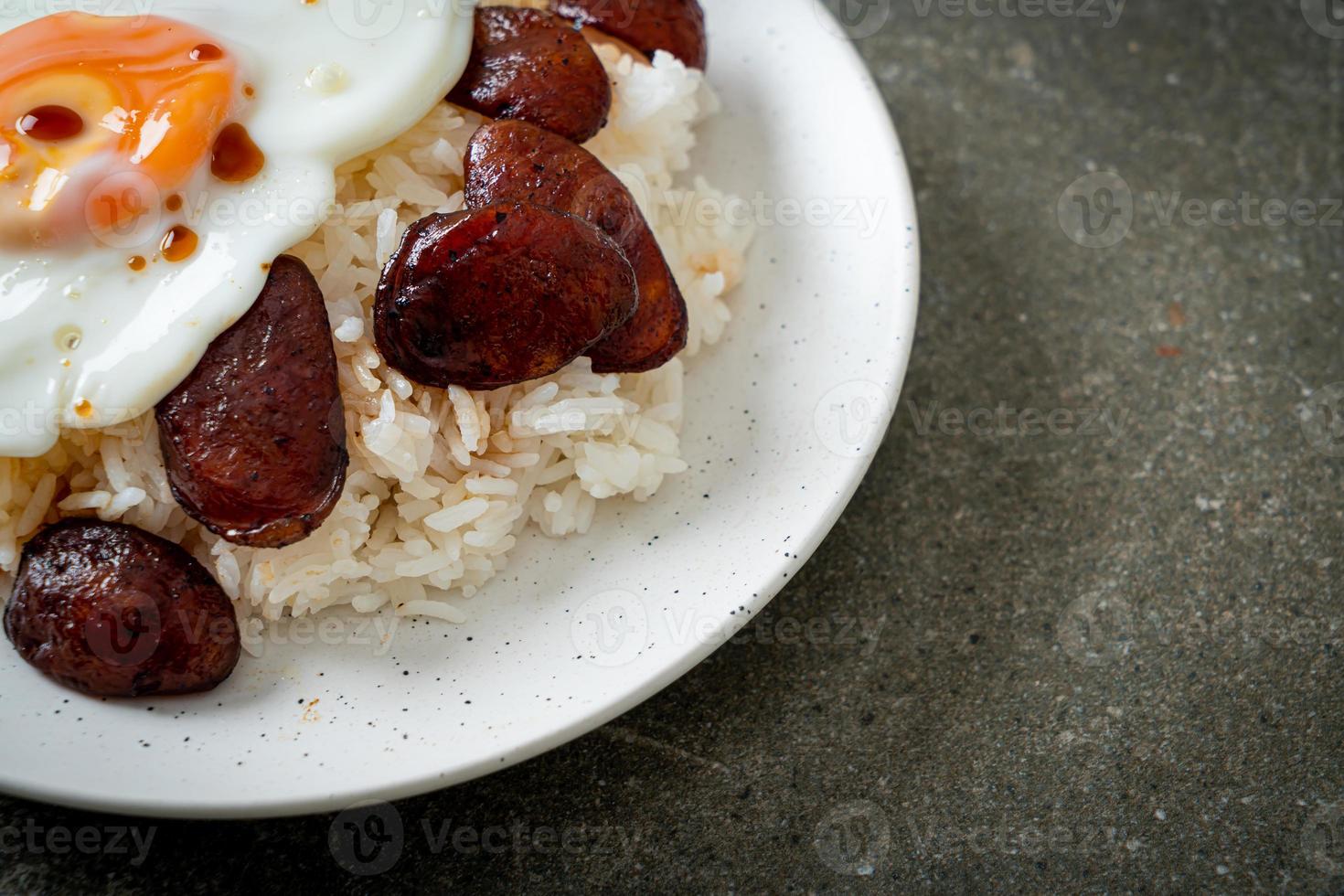 Arroz con huevo frito y salchicha china - comida casera al estilo asiático foto