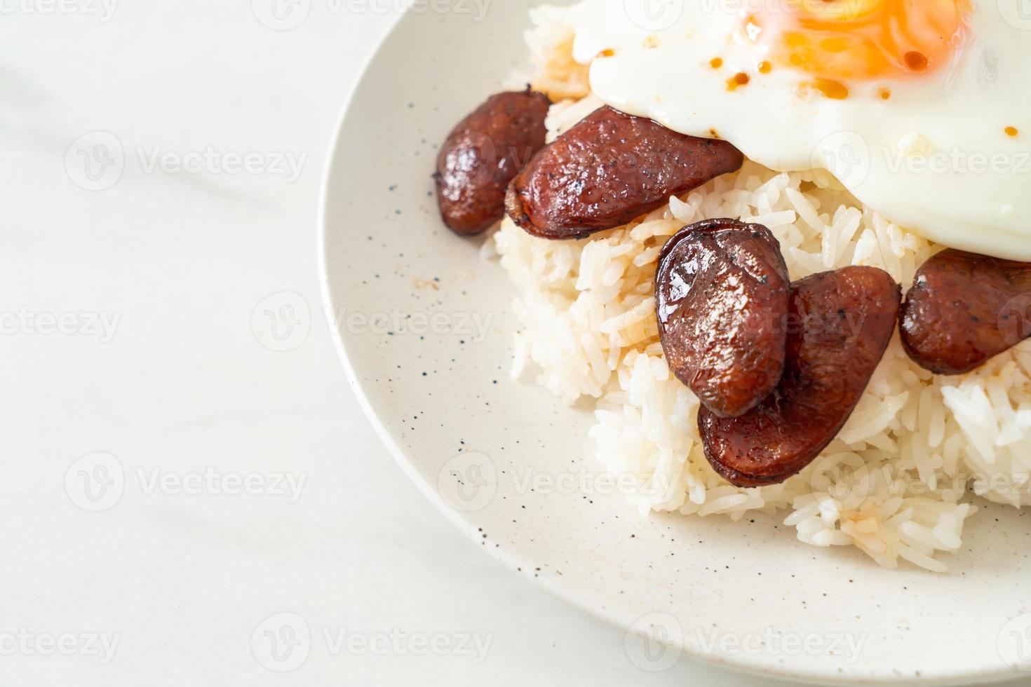 Arroz con huevo frito y salchicha china - comida casera al estilo asiático foto