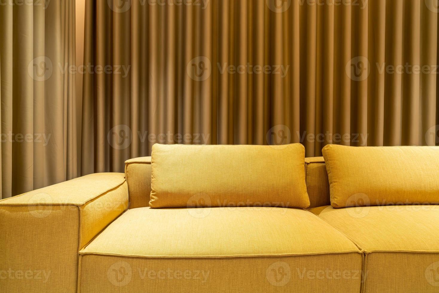 Sofá vacío de mostaza dorada en el salón foto