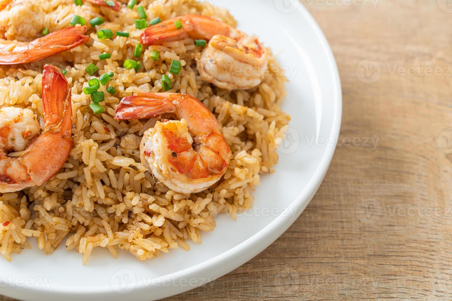 arroz frito al ajillo con gambas o gambas foto