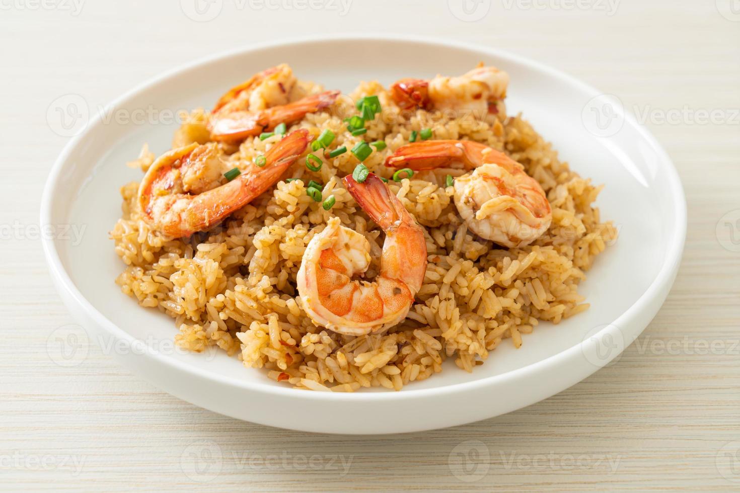 arroz frito al ajillo con gambas o gambas foto