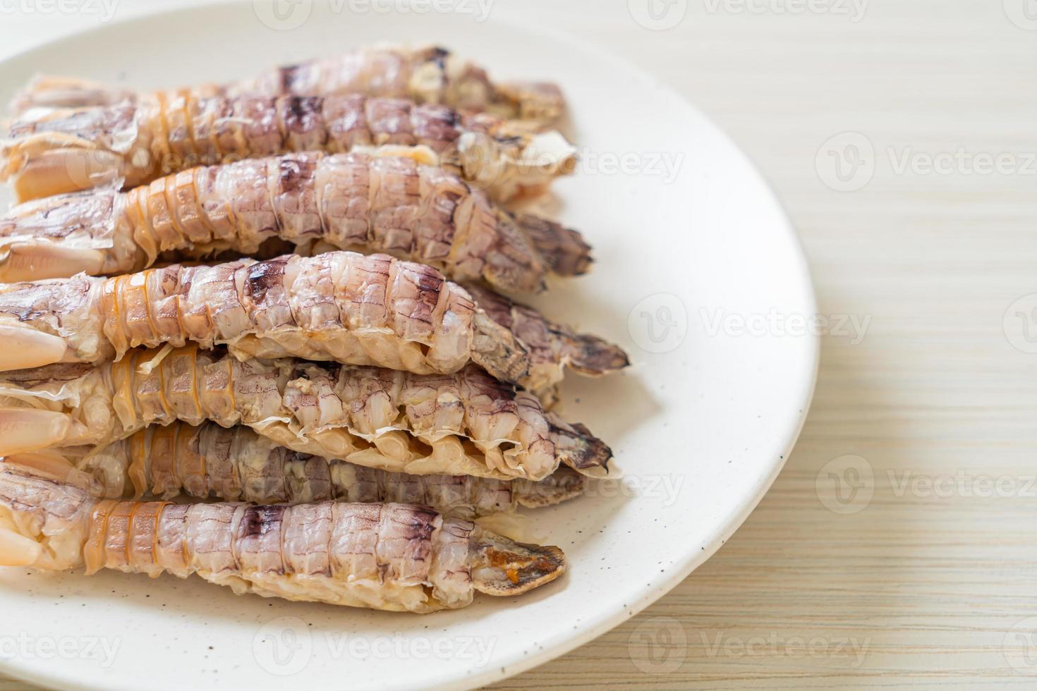 cangrejos de río o gambas mantis o estomatópodos al vapor con salsa picante de mariscos foto