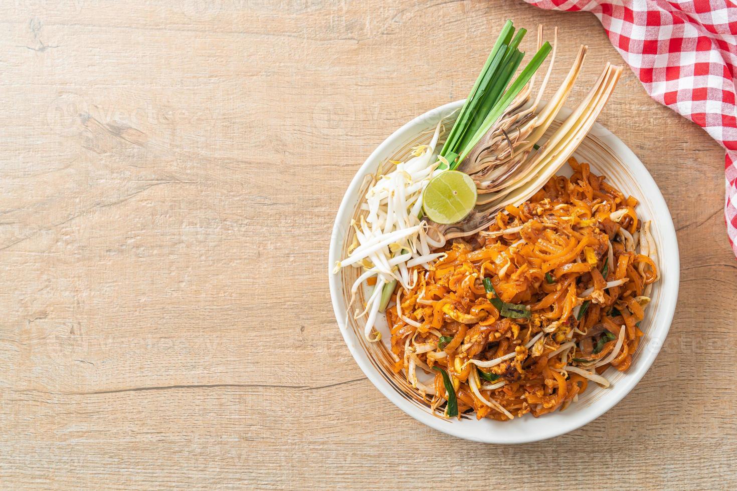 fideos salteados con tofu y brotes o pad thai - estilo de comida asiática foto