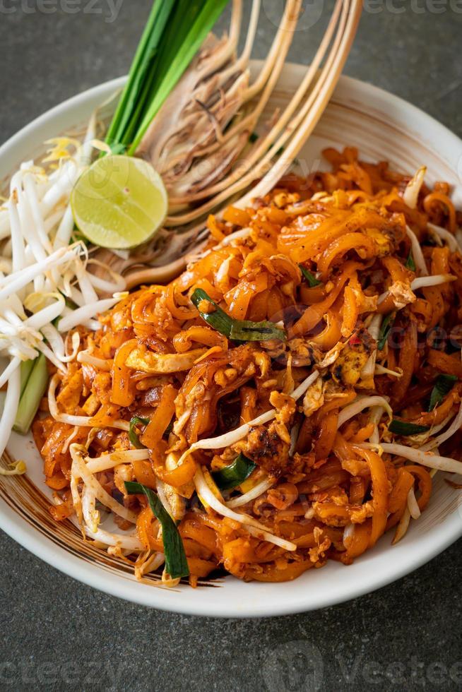 fideos salteados con tofu y brotes o pad thai - estilo de comida asiática foto