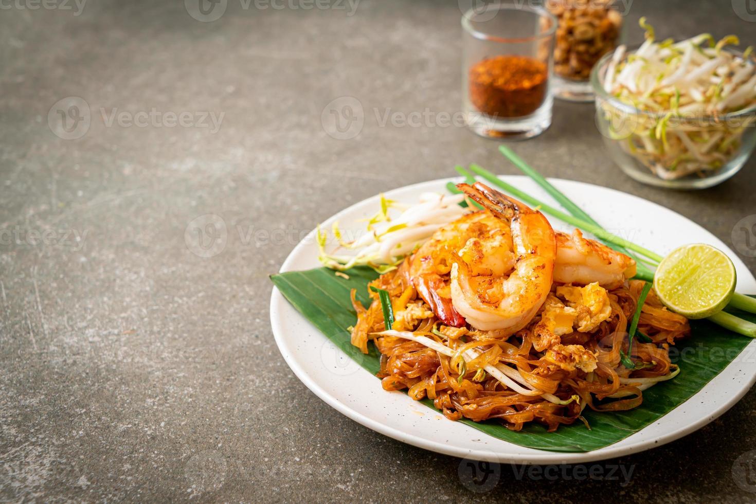 pad thai - fideos de arroz salteados foto