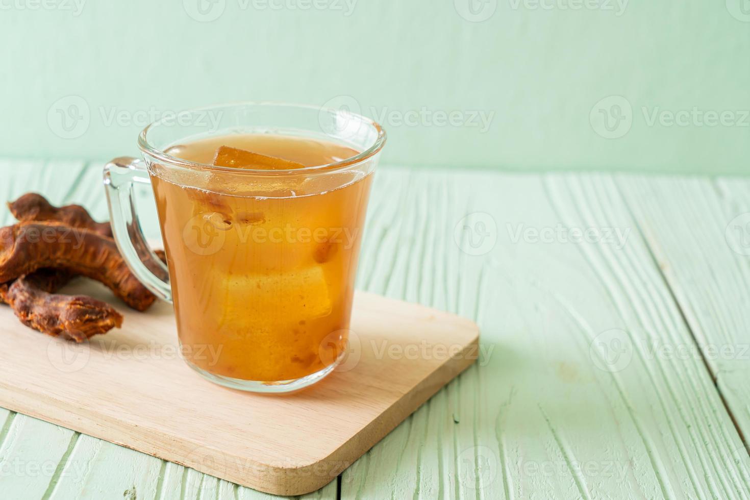 Deliciosa bebida dulce jugo de tamarindo y cubito de hielo. foto