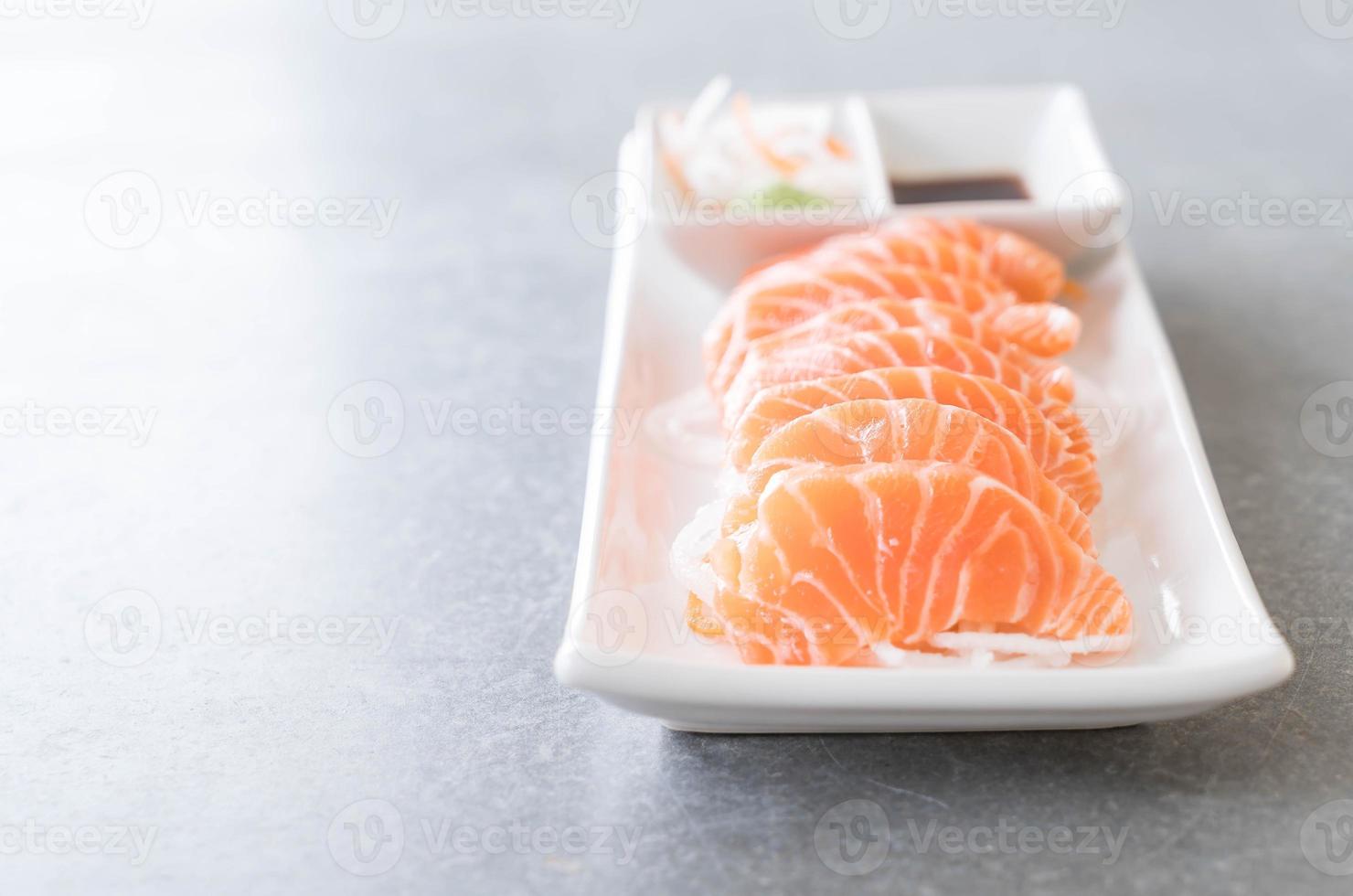 sashimi de salmón crudo foto