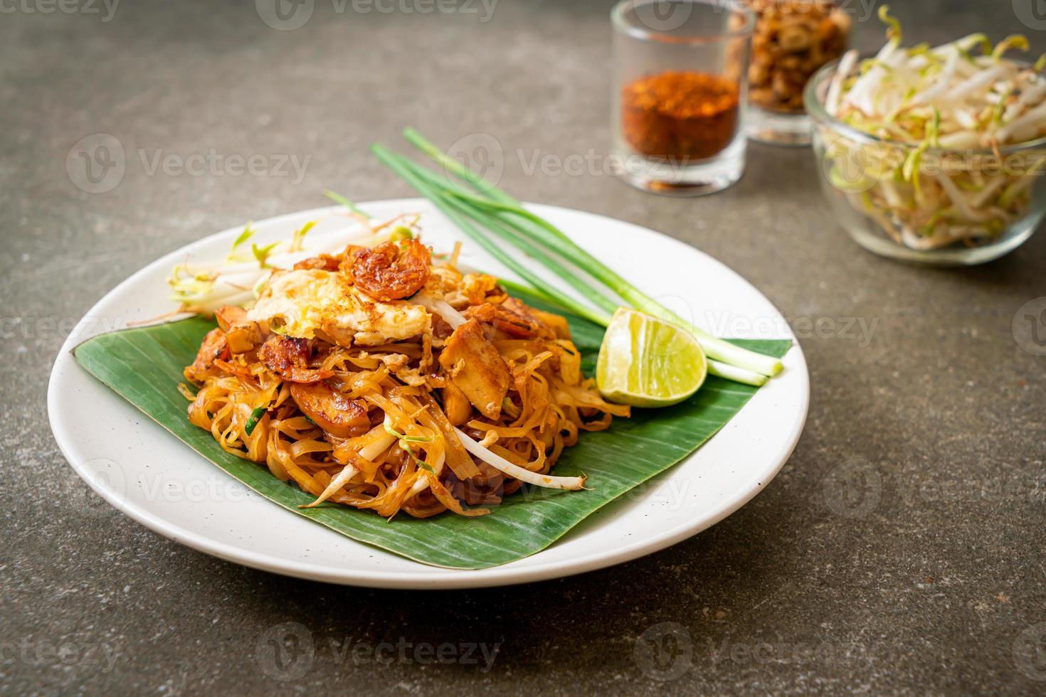 pad thai - fideos de arroz salteados foto