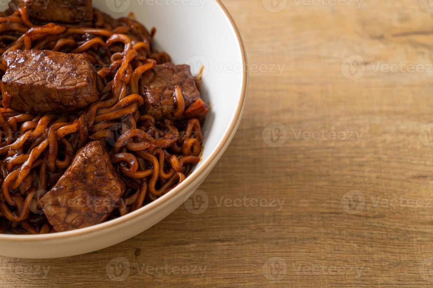 jjapaguri o chapaguri, frijoles negros coreanos, fideos picantes con carne de res foto