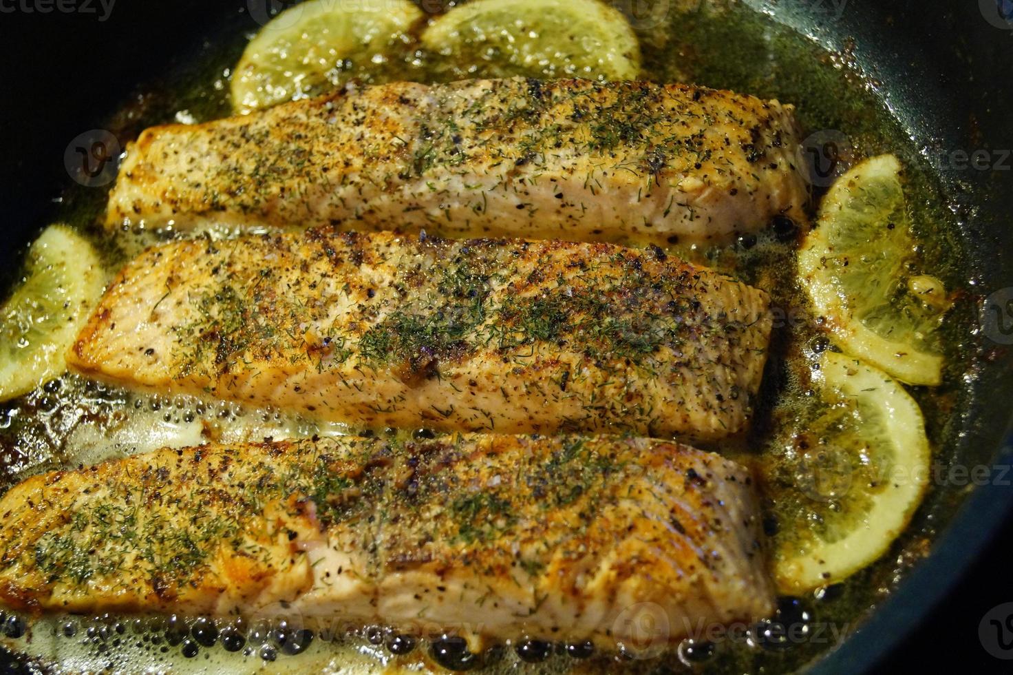 salmón a la plancha con hierbas y especias foto