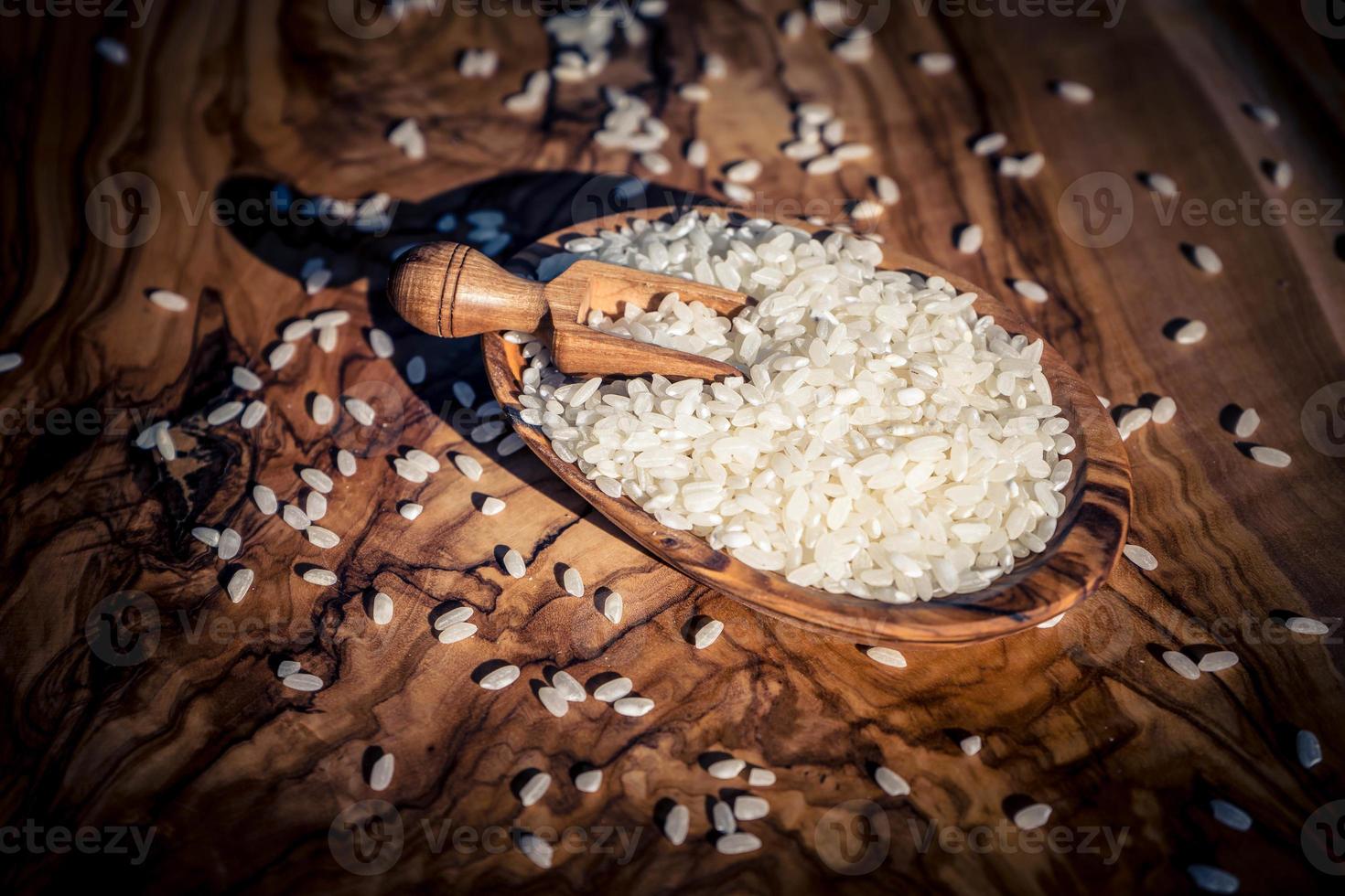 arroz de sushi en madera de olivo foto