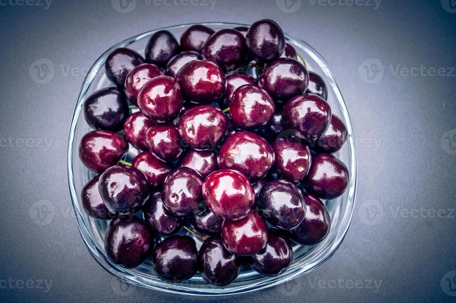 una pila de cerezas dulces oscuras foto