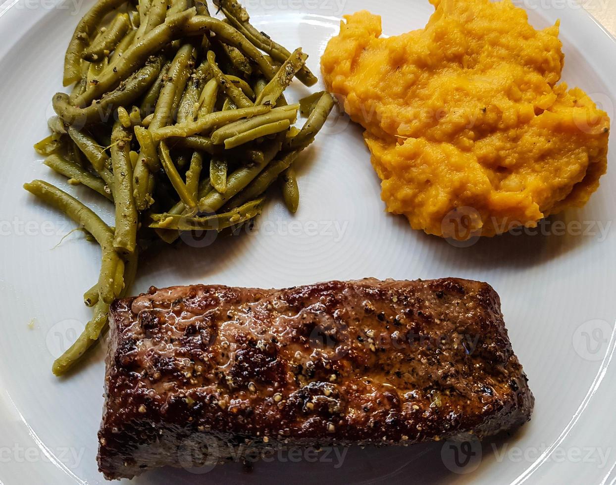 filetes de cordero al romero con ajo foto