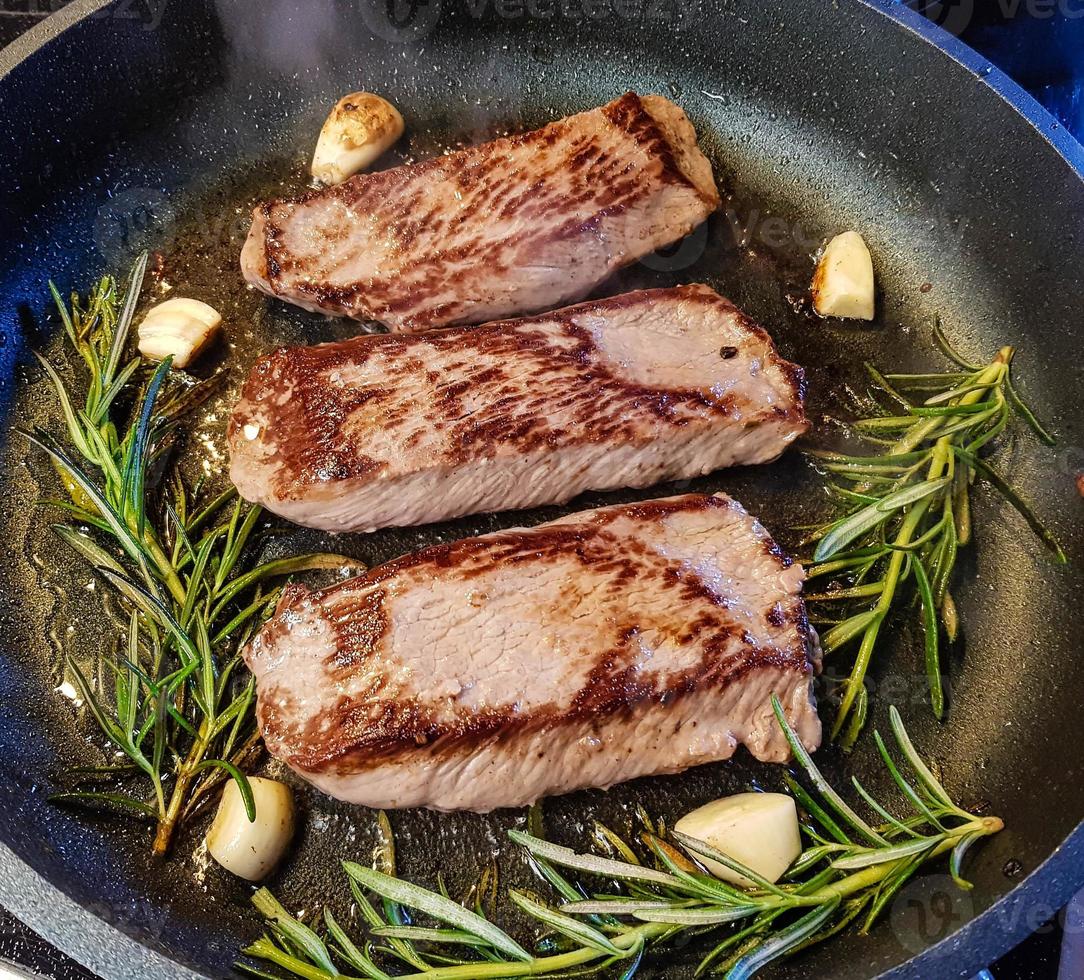 filetes de cordero al romero con ajo foto