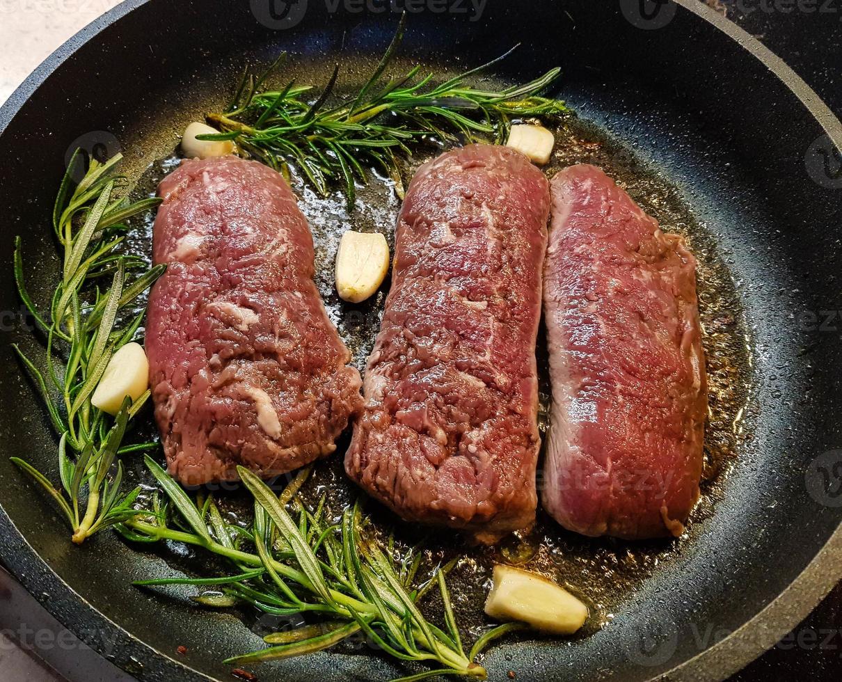 filetes de cordero al romero con ajo foto