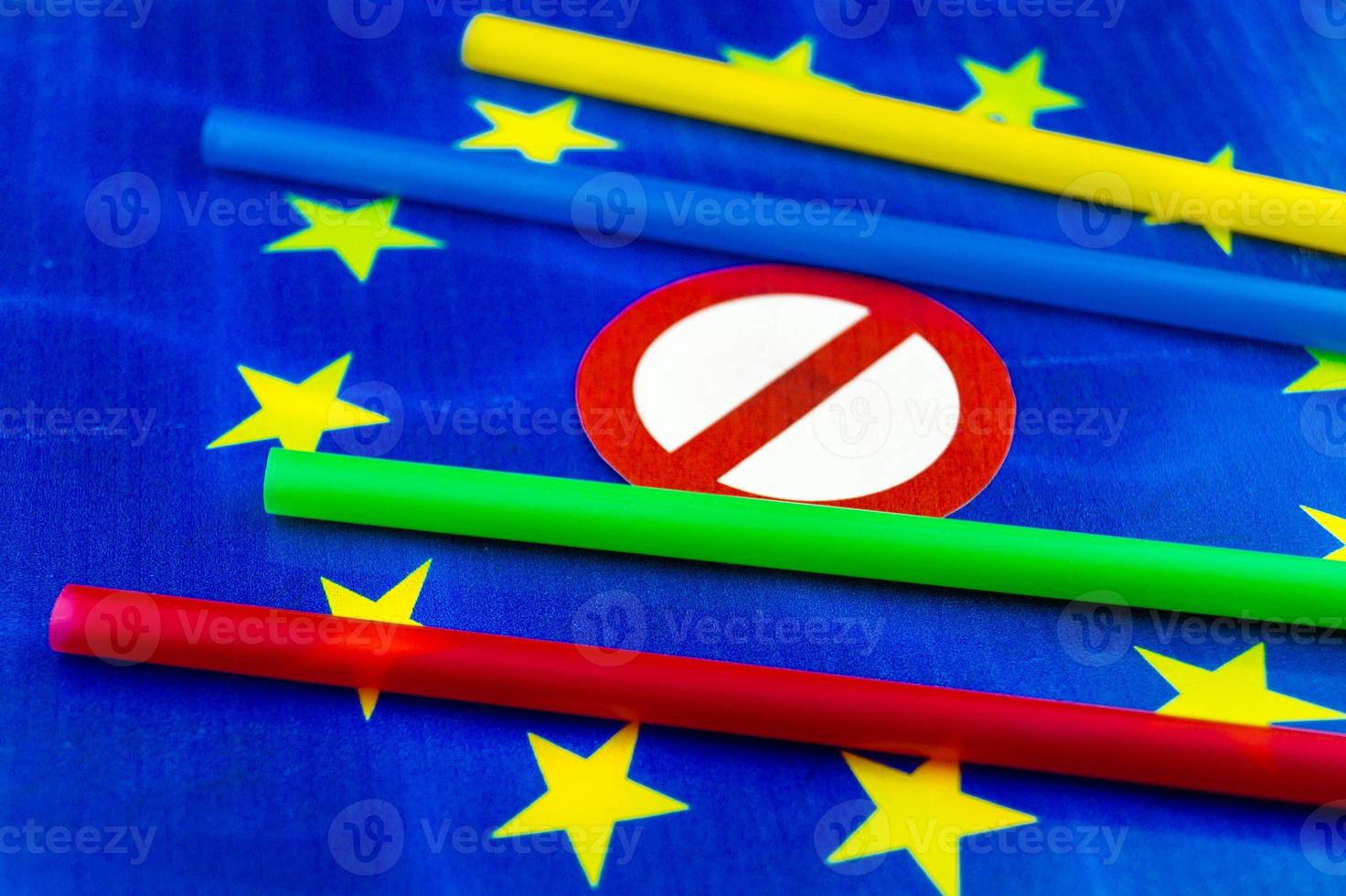 Europe bans straws and plastic tableware because of microplastics photo