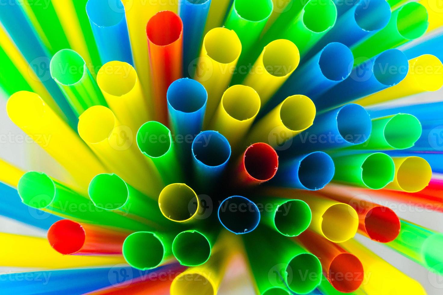 Europe bans straws and plastic tableware because of microplastics photo