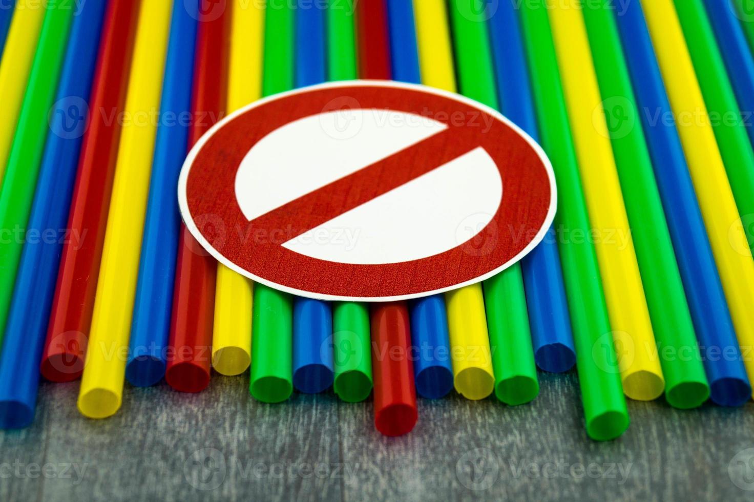 Europe bans straws and plastic tableware because of microplastics photo