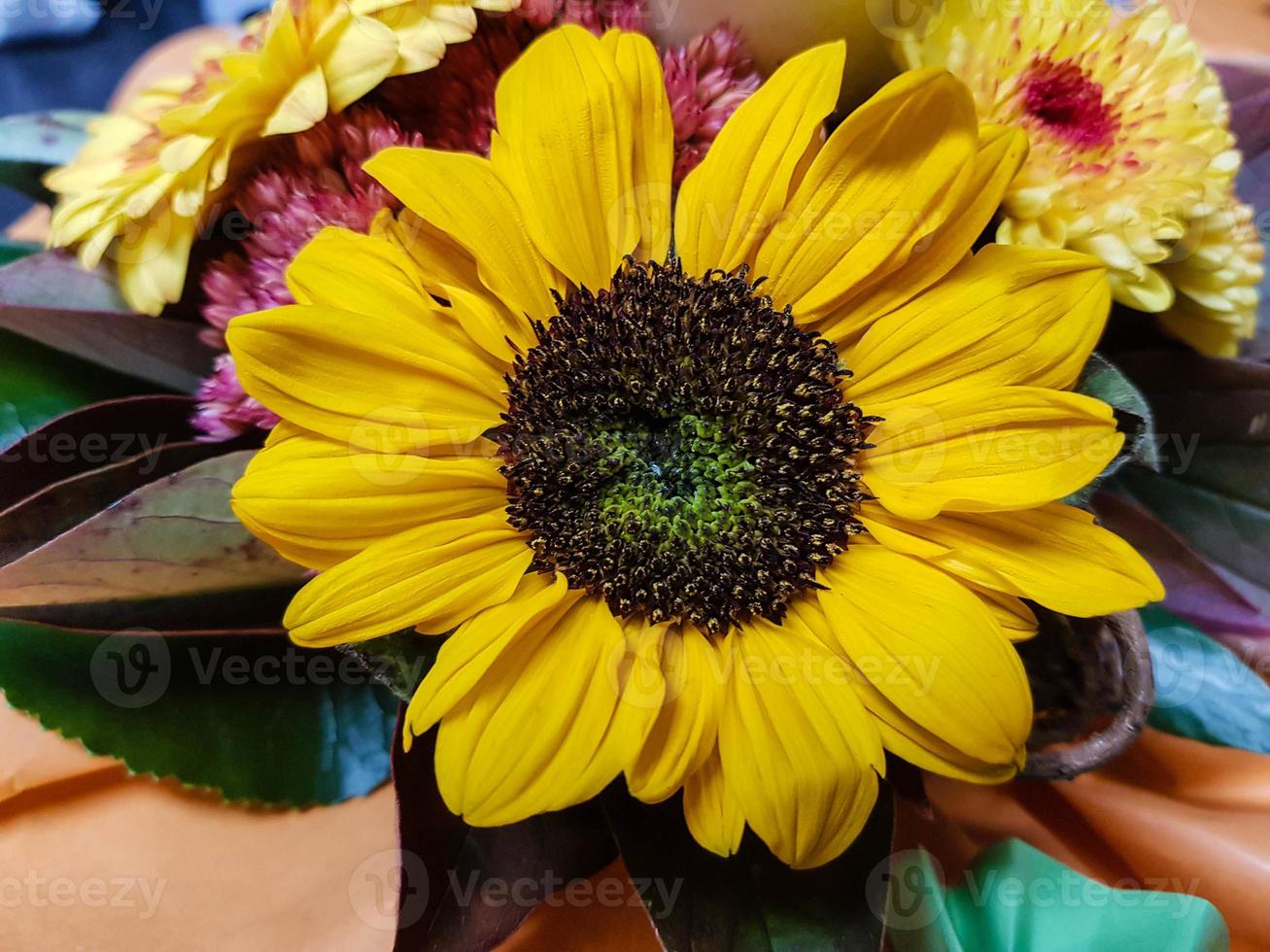 ramo de novia con diferentes flores. foto