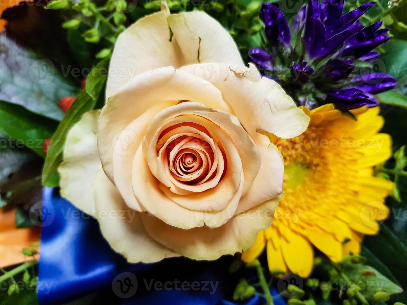 ramo de novia con diferentes flores. foto