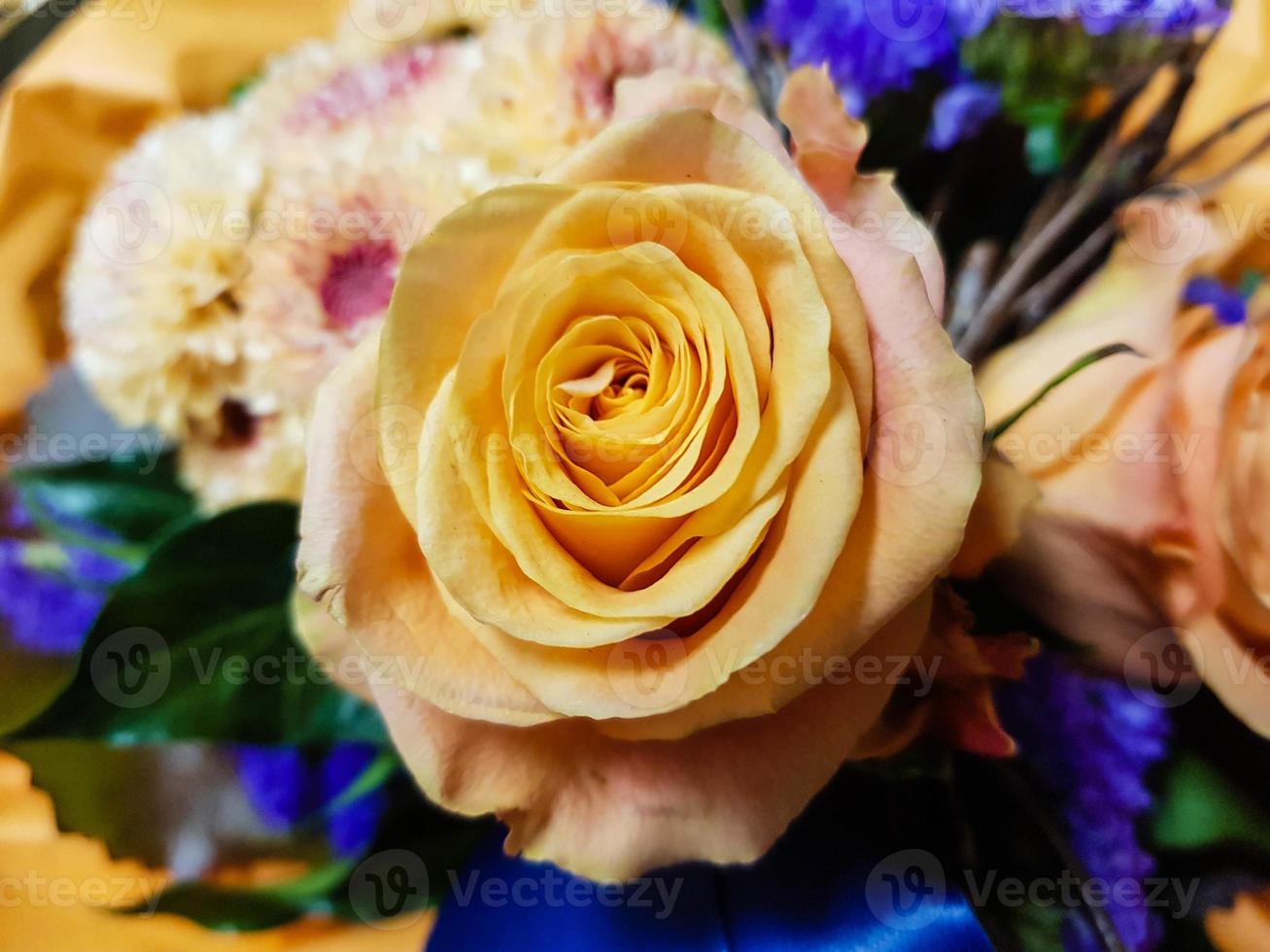 ramo de novia con diferentes flores. foto