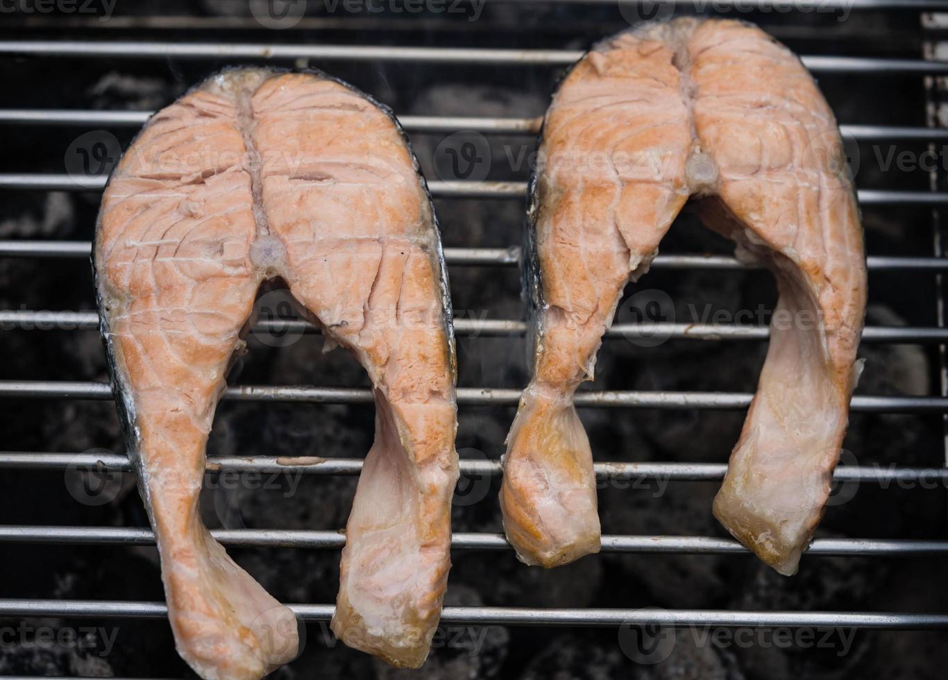 Trucha de salmón fresco a la parrilla con ensalada de hierbas y especias foto