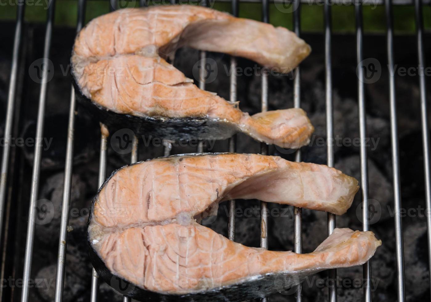 Trucha de salmón fresco a la parrilla con ensalada de hierbas y especias foto