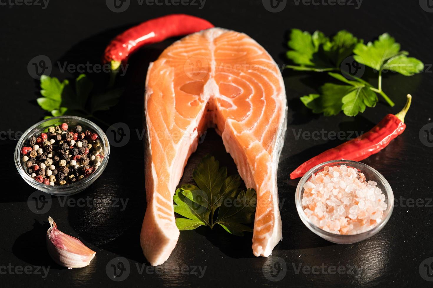 Trucha de salmón fresco a la parrilla con ensalada de hierbas y especias foto