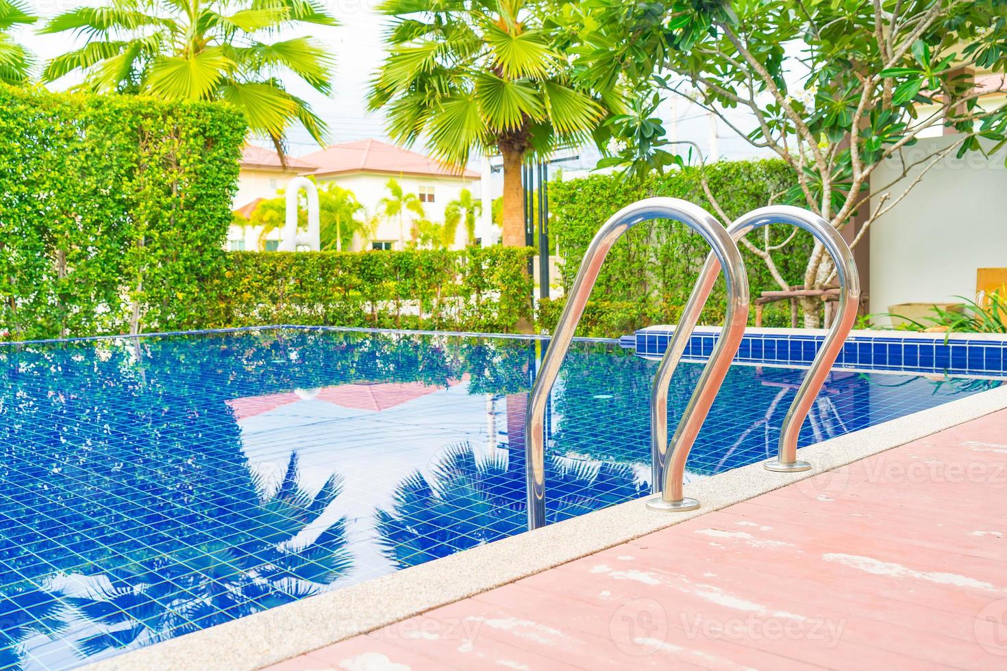 Escalera de piscina en un hermoso hotel de lujo resort con piscina foto