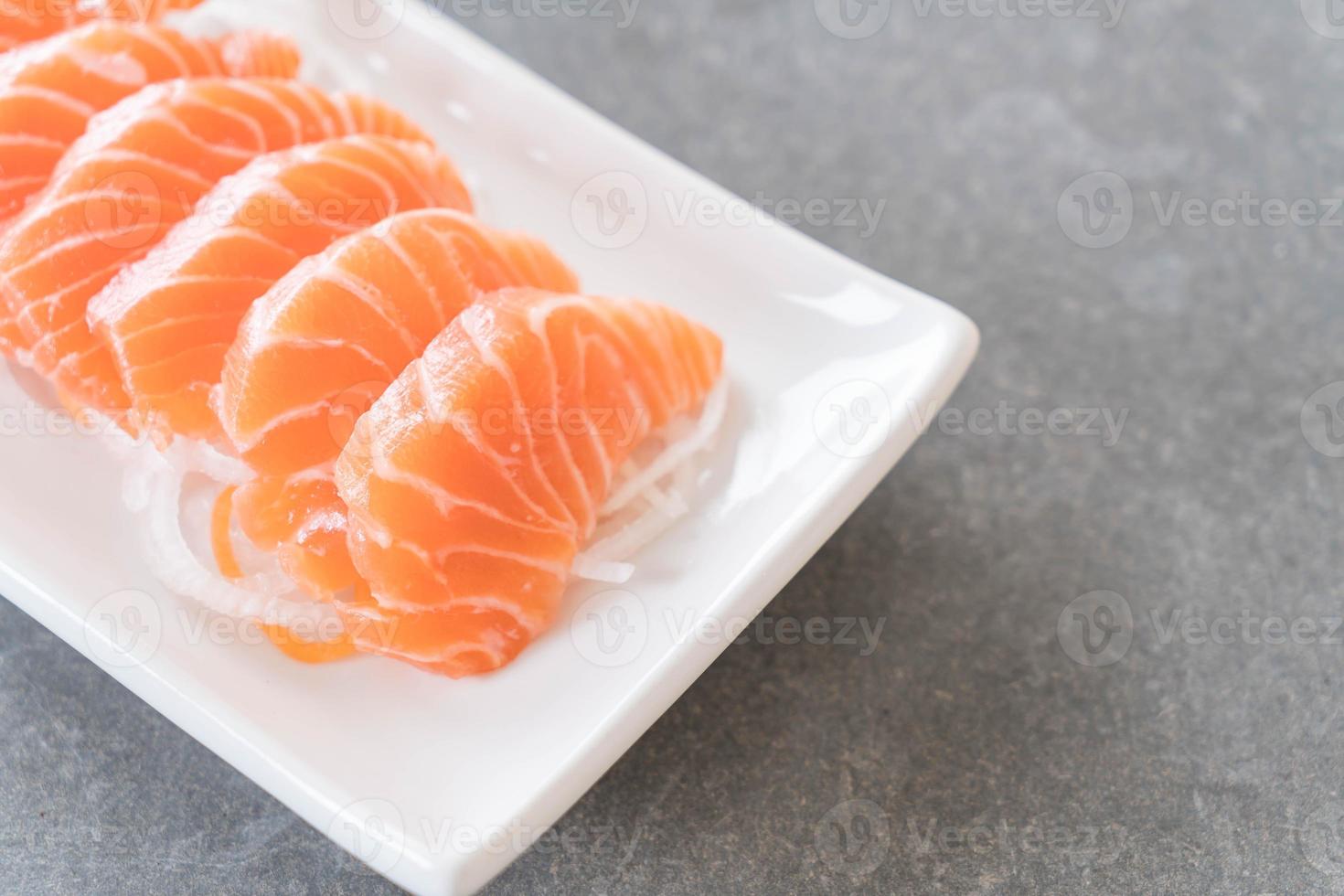 sashimi de salmón crudo foto