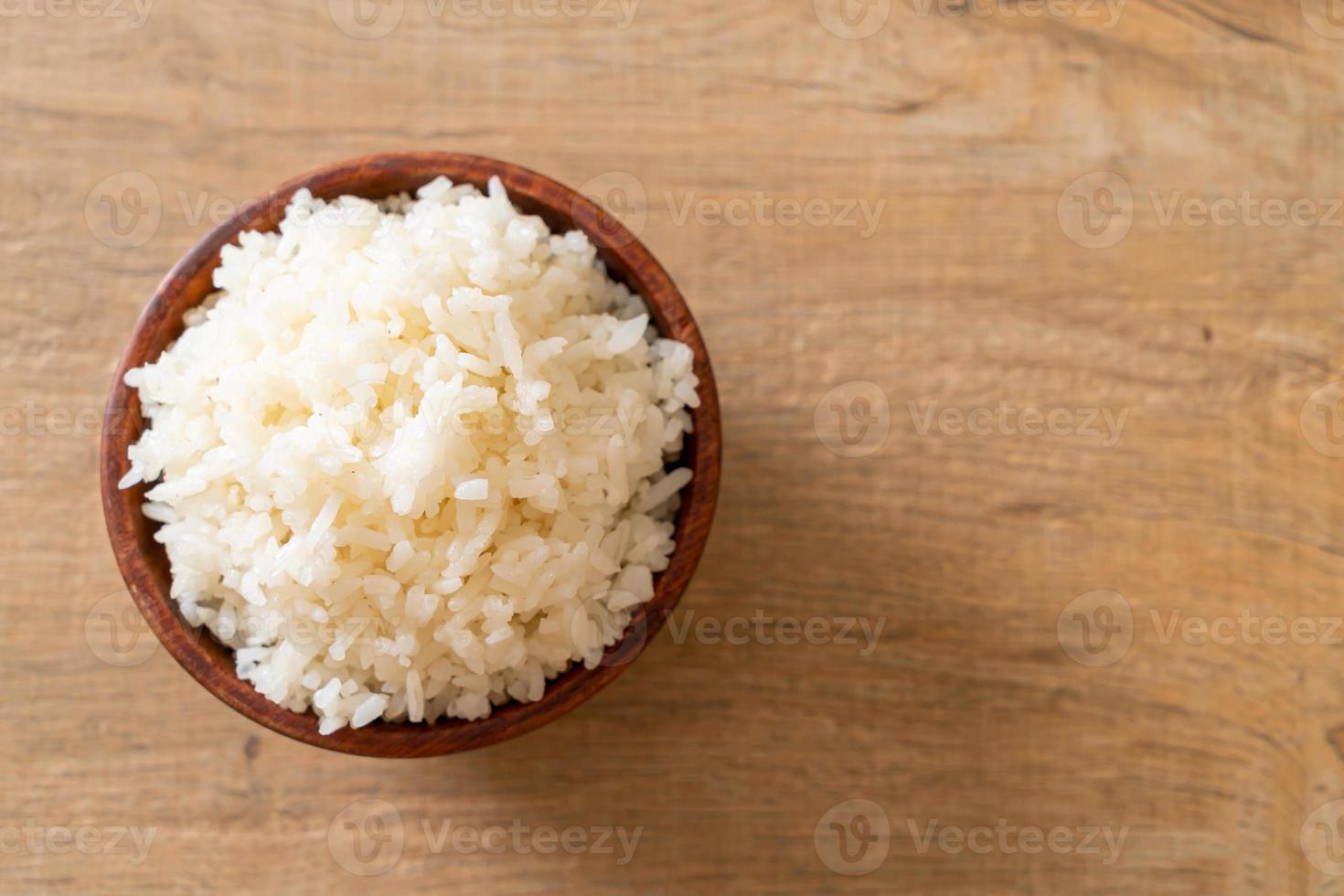 tazón de arroz blanco con jazmín tailandés cocido foto