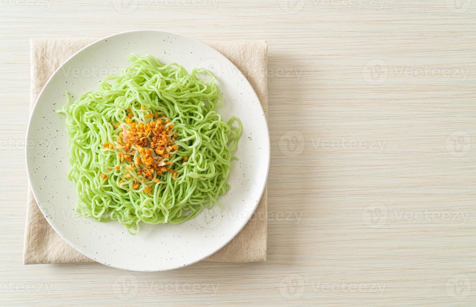 Fideos de jade verde con ajo en la placa foto