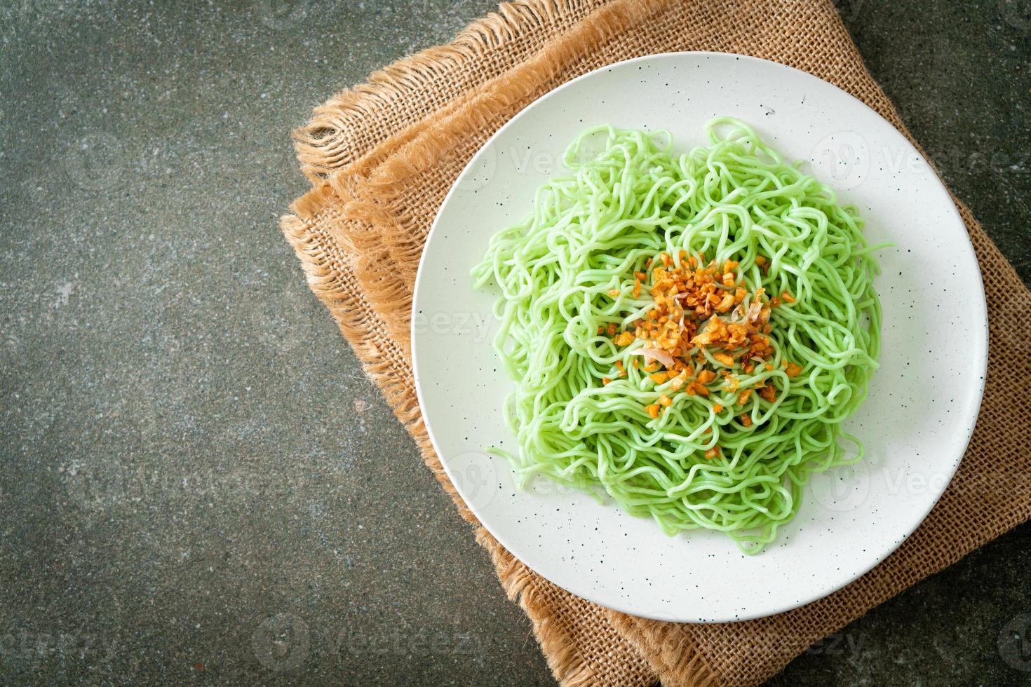 Fideos de jade verde con ajo en la placa foto