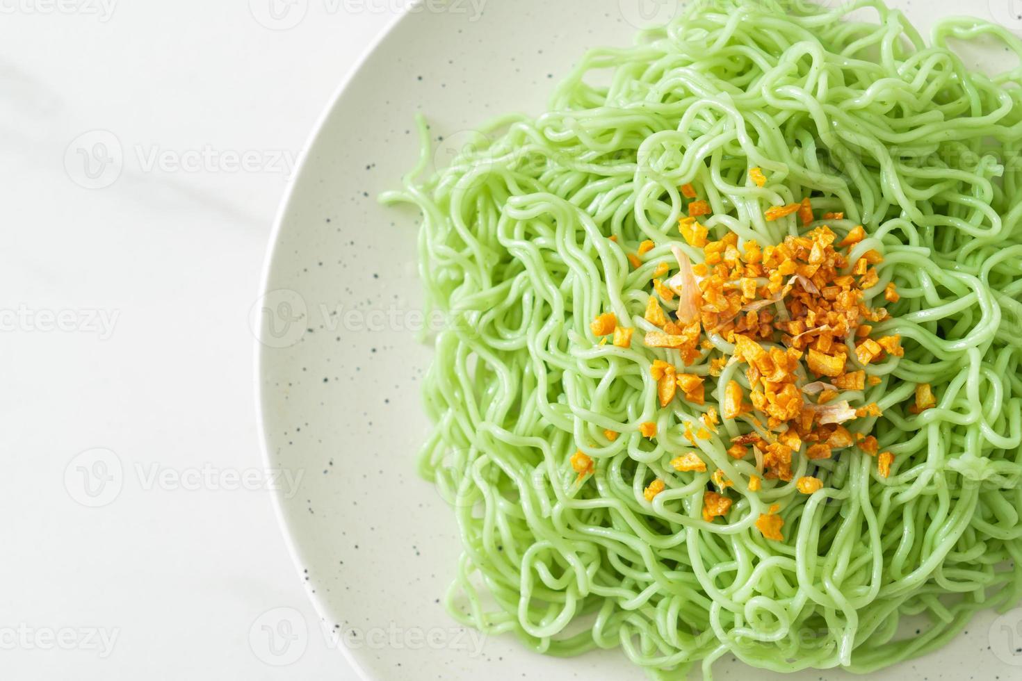 Fideos de jade verde con ajo en la placa foto